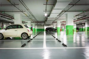Vehicles que sobresurten de les places d'aparcament