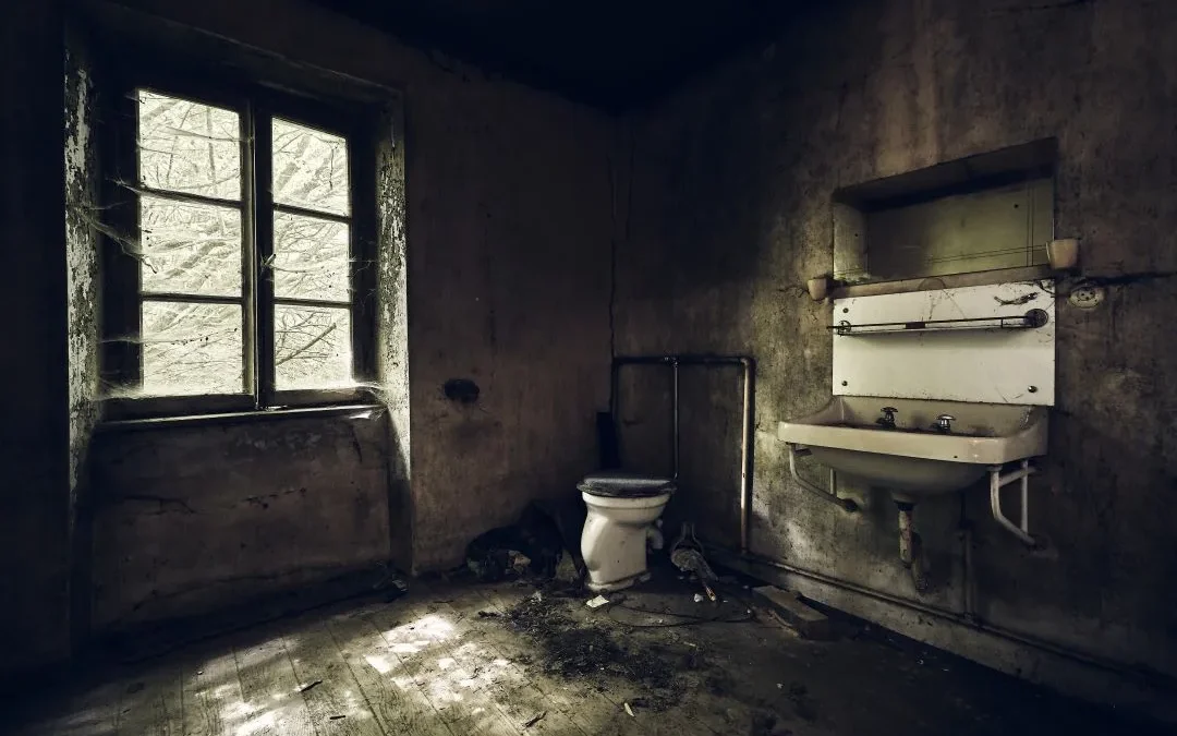 ¿Qué sucede si una vivienda desocupada o abandonada tiene averías que afectan a la comunidad?