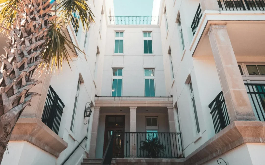 Ampliación de derechos de los ocupantes de inmuebles y tensiones sobre el derecho de propiedad.