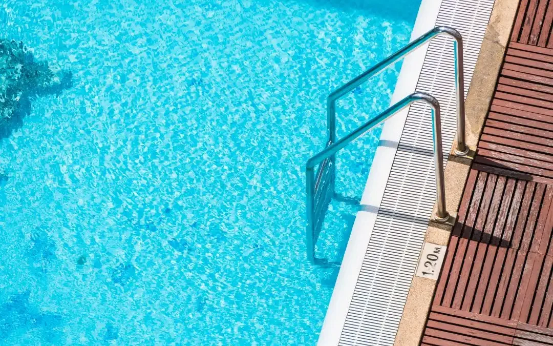 Seguridad en piscinas de comunidades de propietarios: problemas habituales, normativa y soluciones prácticas