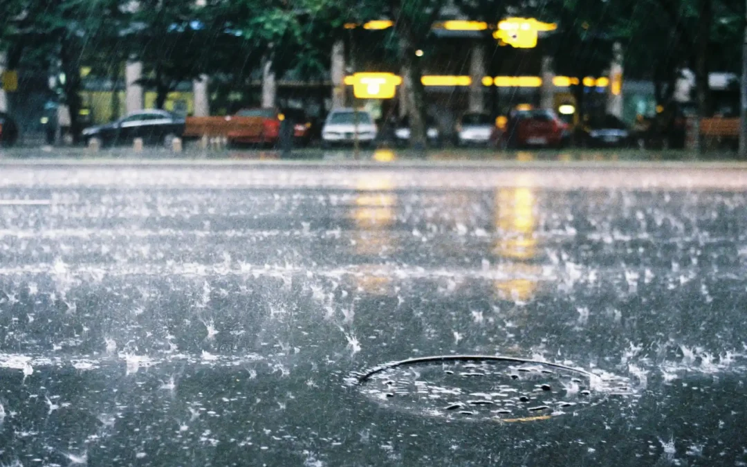 Cómo preparar su comunidad para las lluvias y prevenir filtraciones y humedades